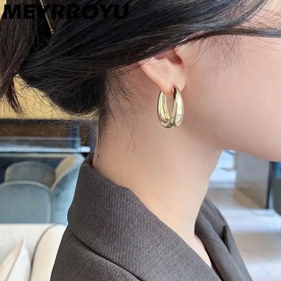 Elegant small hoop earrings - Picture 2 of 5